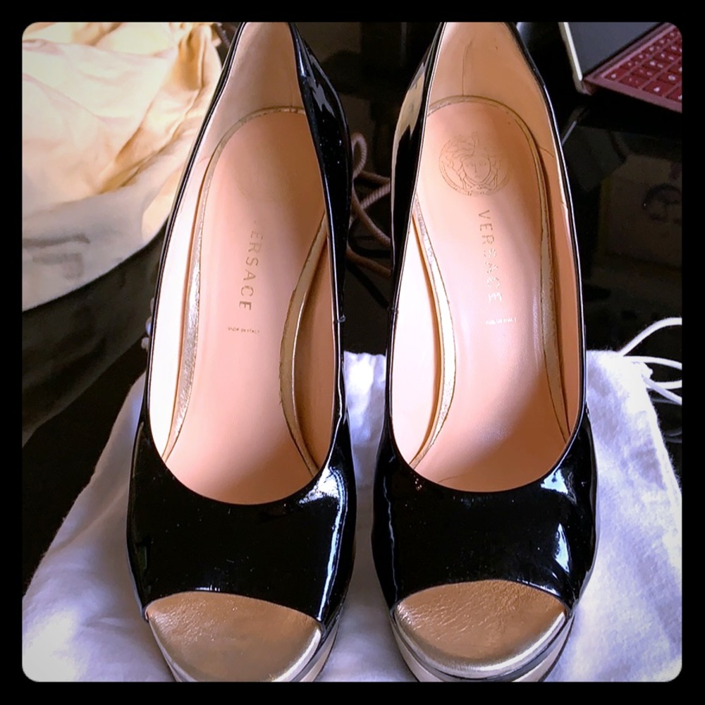 💯 Authentic Versace Peep-Toe platform pump.